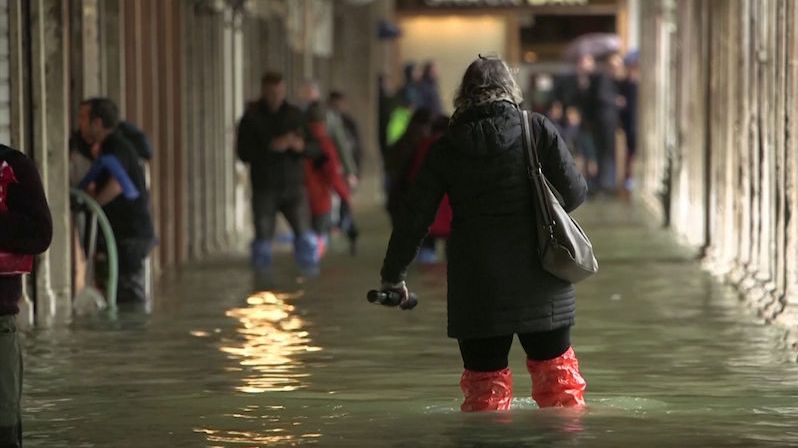 Benátky zaplavila velká voda, místní i turisté šli do holin